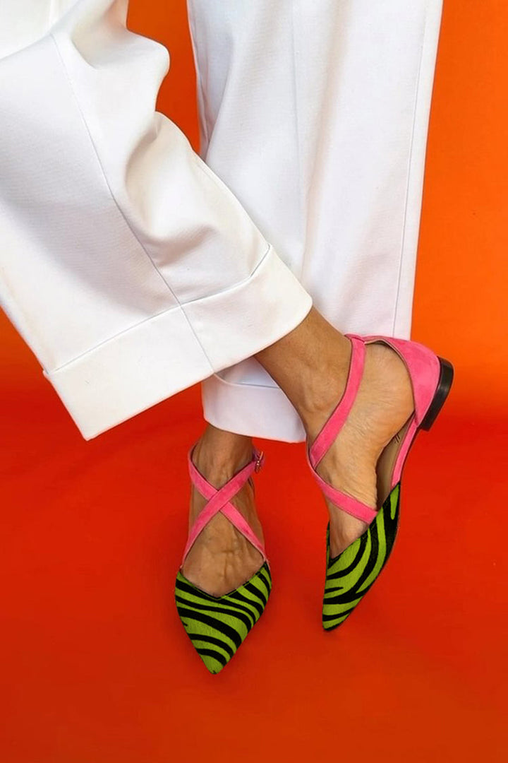 Katalin - Lapos szandál zebra mintával és bokapántokkal